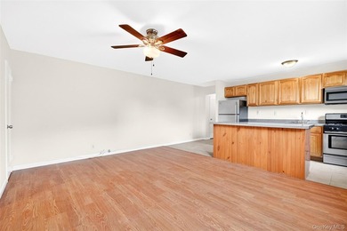 Spacious and sun-filled open-concept one-bedroom home located in - photo 3