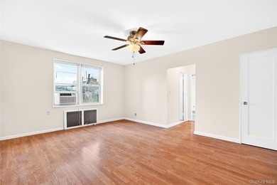 Spacious and sun-filled open-concept one-bedroom home located in - photo 6