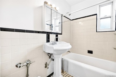 Spacious and sun-filled open-concept one-bedroom home located in - photo 9