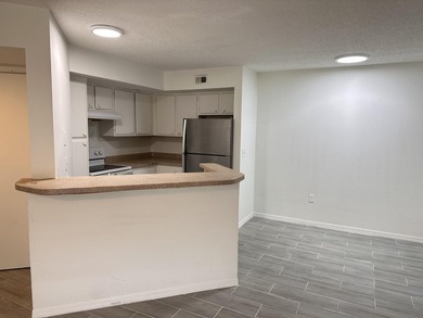 Welcome to paradise in West Palm Beach! This recently updated - photo 2
