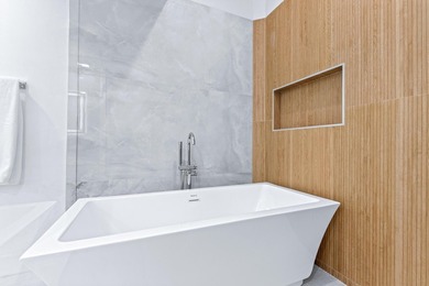 Explore an exceptional 3-bedroom plus den/bonus room, 4.5-bath - photo 25