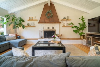 SUNSATIONAL! Rare treasure, nestled in a peaceful cul-de-sac and - photo 2