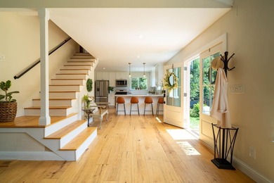 SUNSATIONAL! Rare treasure, nestled in a peaceful cul-de-sac and - photo 3