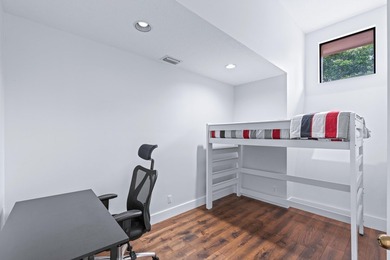 Explore an exceptional 3-bedroom plus den/bonus room, 4.5-bath - photo 35