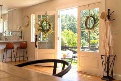 SUNSATIONAL! Rare treasure, nestled in a peaceful cul-de-sac and - photo 10