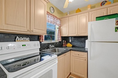 Welcome to this charming 1 Bedroom/1 Bathroom top-floor condo in - photo 4