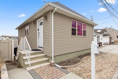 (private lake, pond, coastal) Home For Sale in Baldwin New York