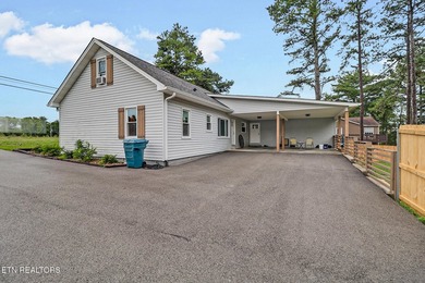 Could this be your dream home? Fully renovated with charming - photo 4