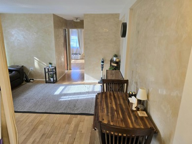 Charming 1BD apartment on the 3rd floor features Venetian stucco