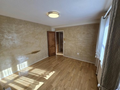 Charming 1BD apartment on the 3rd floor features Venetian stucco