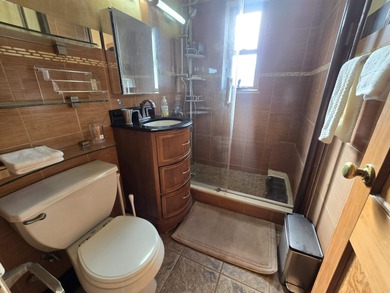 Charming 1BD apartment on the 3rd floor features Venetian stucco