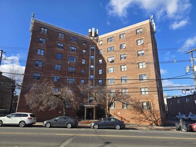 Charming 1BD apartment on the 3rd floor features Venetian stucco