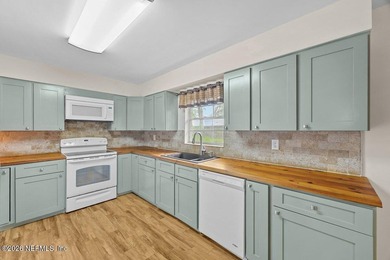 Perfectly positioned on a generous TRIPLE LOT along a quiet - photo 3
