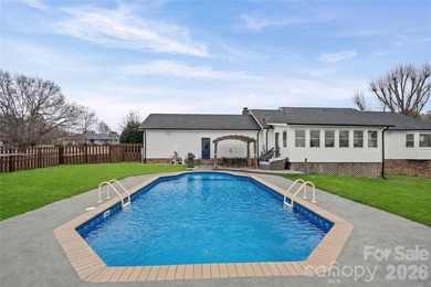 Welcome to luxury living in the highly sought-after Woodbridge - photo 5
