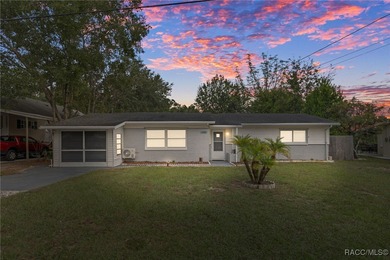 Weeki Wachee Gardens Area Home For Sale in Weeki Wachee Florida