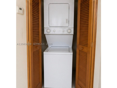 Welcome to this spacious 2-bedroom, 2-bathroom first-floor unit - photo 6