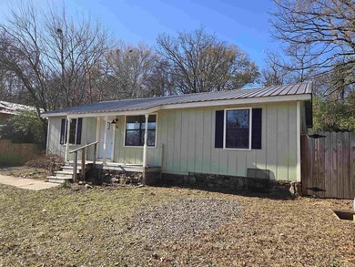 Perfect starter home or investment property. Located close to - photo 2