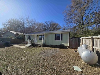 Perfect starter home or investment property. Located close to - photo 3