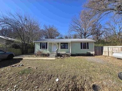 Perfect starter home or investment property. Located close to - photo 4