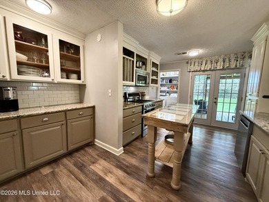 Adorable and meticulously maintained 3 bedroom 2 full bathroom - photo 11