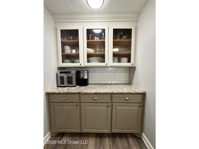 Adorable and meticulously maintained 3 bedroom 2 full bathroom - photo 12