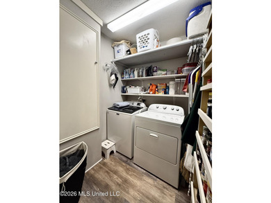 Adorable and meticulously maintained 3 bedroom 2 full bathroom - photo 13