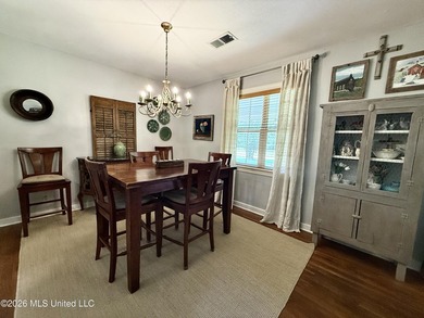 Adorable and meticulously maintained 3 bedroom 2 full bathroom - photo 14