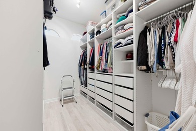 Spotless three-level ''End Unit'' townhouse in the quietest - photo 16