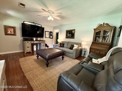 Adorable and meticulously maintained 3 bedroom 2 full bathroom - photo 19