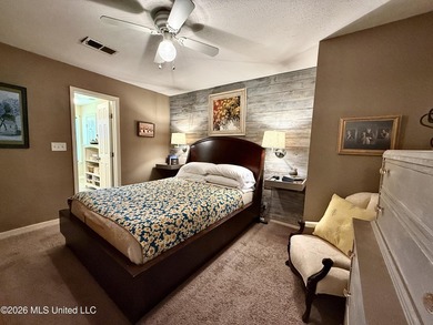 Adorable and meticulously maintained 3 bedroom 2 full bathroom - photo 22
