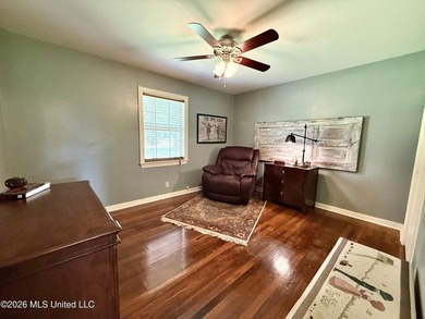 Adorable and meticulously maintained 3 bedroom 2 full bathroom - photo 29