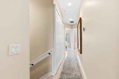 Spotless three-level ''End Unit'' townhouse in the quietest - photo 31