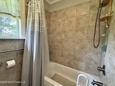 Adorable and meticulously maintained 3 bedroom 2 full bathroom - photo 32