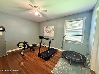 Adorable and meticulously maintained 3 bedroom 2 full bathroom - photo 34