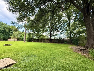 Adorable and meticulously maintained 3 bedroom 2 full bathroom - photo 36