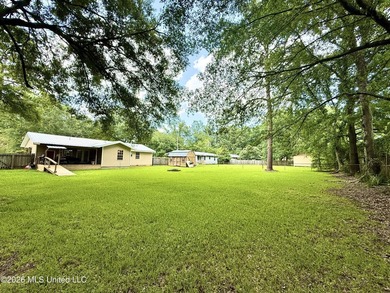 Adorable and meticulously maintained 3 bedroom 2 full bathroom - photo 40