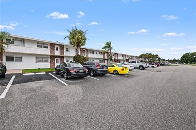 Spacious 2-bedroom, 1-bathroom condo located in a private golf - photo 1