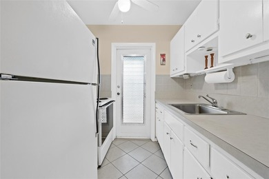 Spacious 2-bedroom, 1-bathroom condo located in a private golf - photo 2