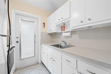 Spacious 2-bedroom, 1-bathroom condo located in a private golf - photo 3