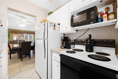 Spacious 2-bedroom, 1-bathroom condo located in a private golf - photo 4