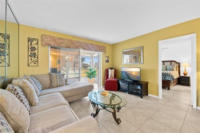 Spacious 2-bedroom, 1-bathroom condo located in a private golf - photo 9