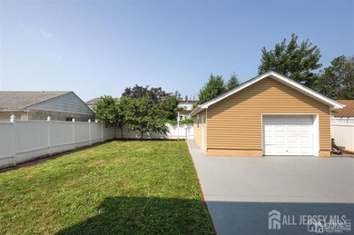 Welcome to this beautiful 5 year new Colonial home featuring a - photo 3