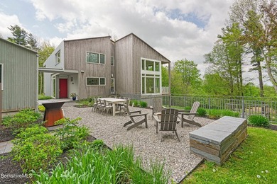A striking modern retreat where architecture and landscape exist - photo 1