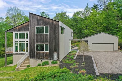 A striking modern retreat where architecture and landscape exist - photo 2