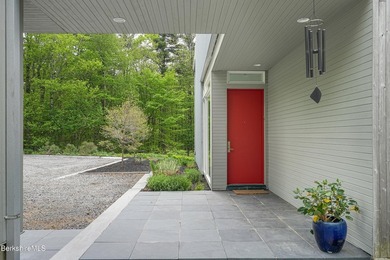 A striking modern retreat where architecture and landscape exist - photo 4