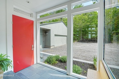 A striking modern retreat where architecture and landscape exist - photo 6