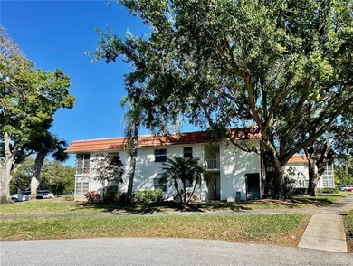 2/2 furnished 2nd floor A Model in a very active 55+ community - photo 2