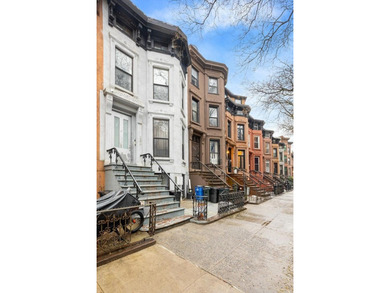 A rare opportunity to acquire a renovated three-family townhouse - photo 11