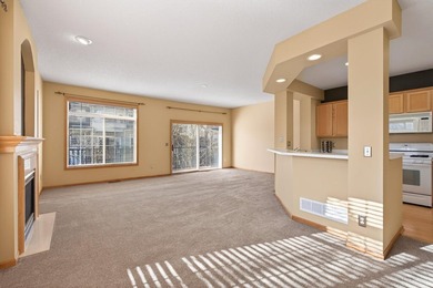 Desirable end unit in great Eagle Trace neighborhood. 2 car - photo 6