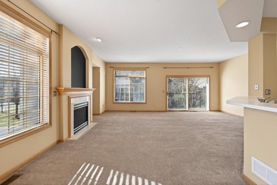 Desirable end unit in great Eagle Trace neighborhood. 2 car - photo 7